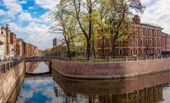 Четыре моста, перекинутые через Адмиралтейский, Южный и Восточный каналы